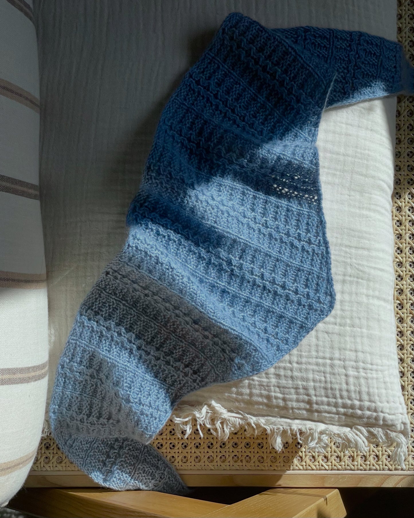 Mono_Swirly Waves Scarf (English)