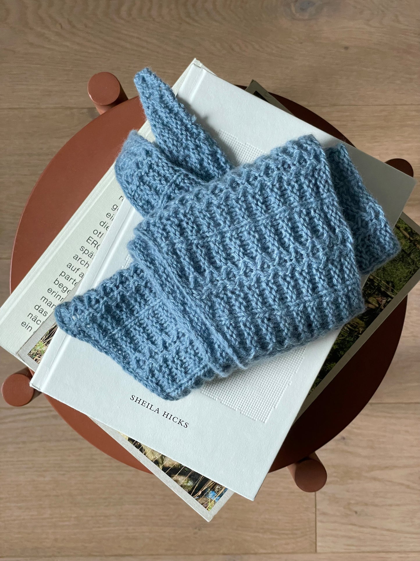 Mono_Swirly Waves Scarf (English)